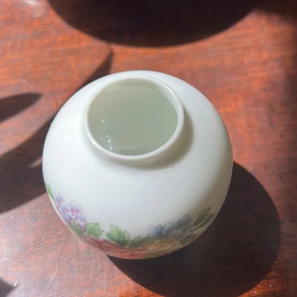 Tiny Vase for Spring - Picture 3 of 8